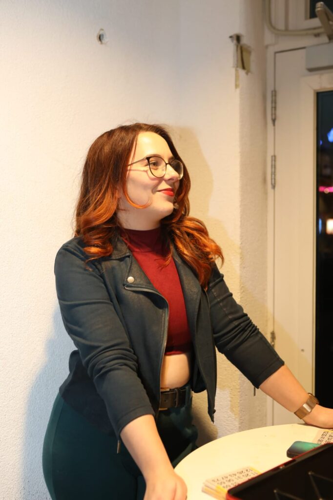 Mees Mars eigenaar Pole & Dance Lab lachend opzij kijkend.
